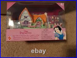 Disney Snow White & Seven Dwarfs Light Up Cottage Polly Pocket Style
